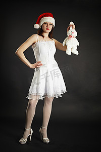 拿着白色兔子的白色礼服的女孩