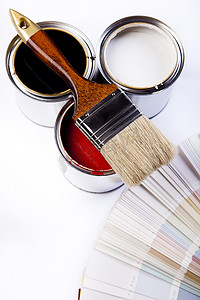 油漆桶、油漆和刷子，明亮的彩色色调概念