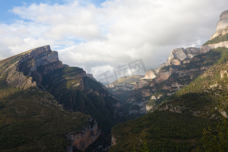 绿色大炮摄影照片_A�isclo 峡谷，Ordesa 国家公园，韦斯卡，西班牙