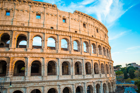 罗马斗兽场或大剧场背景蓝天在罗马，意大利