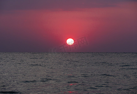 大太阳摄影照片_大海上的大太阳日出