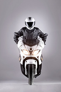 骑摩托车赛车摄影照片_骑摩托车的司机