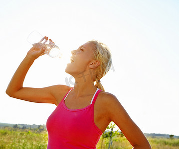 面对严格的锻炼时，补水很重要。