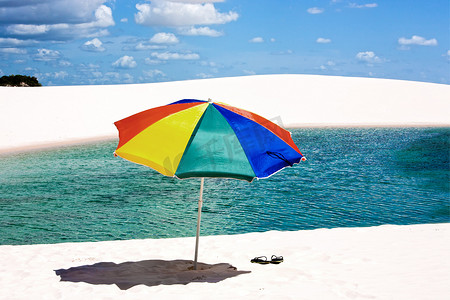 漂亮的马字摄影照片_巴西 Lencois Maranheses 国家公园的雨伞海滩