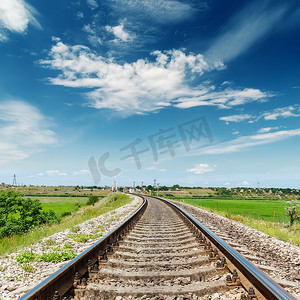 通往地平线的铁路在深蓝的天空下