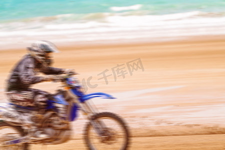 平移海滩摩托车赛车显示速度运动