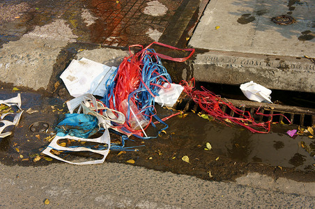 垃圾在检修孔，被污染的城市
