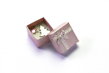 白色背景中带蝴蝶结的粉色礼品盒