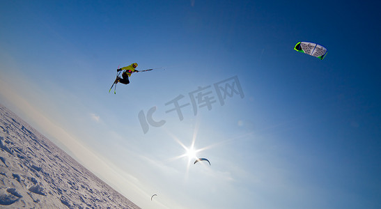 自由式摄影照片_在结冰的湖面上滑雪风筝和跳跃