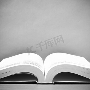 毕业设计展板设计摄影照片_打开的书黑白色调风格