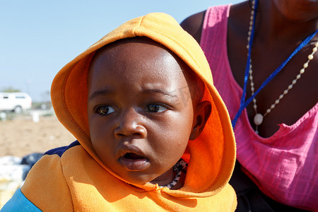 贫困学校摄影照片_纳米比亚小男孩和母亲的画像