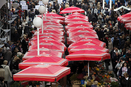 多个下拉箭头摄影照片_人们在萨格勒布的多拉克市场卖花