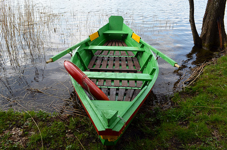 在湖岸和 resque 圆上划船木船