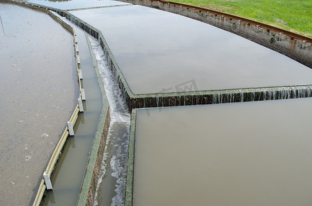 沉积作用摄影照片_厂房水流过滤沉淀阶段