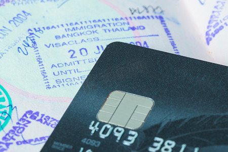 印章卡摄影照片_带有 sim 卡和护照印章的信用卡，用于旅行概念