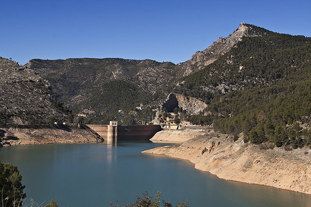 西班牙哈恩省 Tranco 水库的全景，容量只有一半