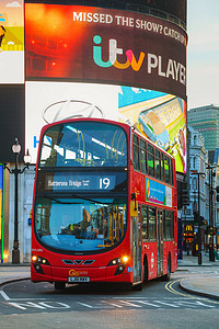 伦敦皮卡迪利广场与红色双层巴士的交界处