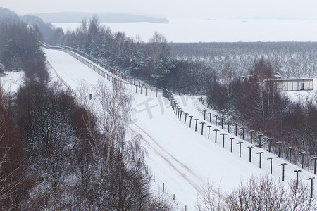 边境围栏摄影照片_国界部分的冬季鸟瞰图