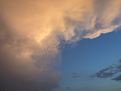 云纹连续图案摄影照片_蓝天红云背景