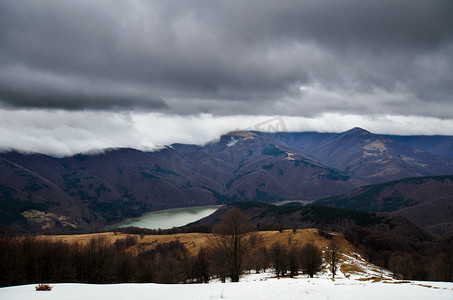 多雪的风雨如磐的山