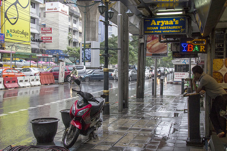 曼谷，THAILAND-SEPT 25TH：在暴雨期间的 Sukhumvit 路