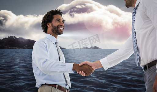 两个商人在办公室握手的合成图像