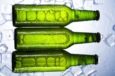 啤酒瓶和玻璃，明亮充满活力的酒精主题