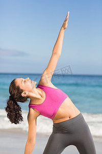春天健身摄影照片_适合在海边健身的女人