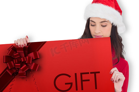 美女合成摄影照片_圣诞老人帽中显示礼品卡的黑发美女的合成图像