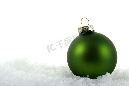 深绿色装饰摄影照片_深绿色圣诞摆设在雪地里
