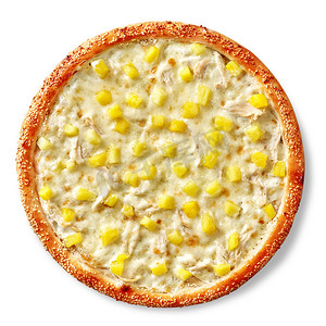 凤梨肉摄影照片_白色隔离的夏威夷披萨，配鸡肉、菠萝和奶酪酱