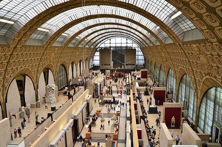 法国巴黎-2015 年 5 月 14 日：巴黎奥赛博物馆的参观者