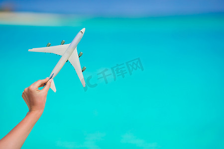 绿松石海背景下飞机的白色小缩影