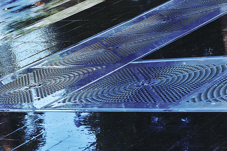 具有用于排水的下水道金属格栅的湿铺磁砖路面地板