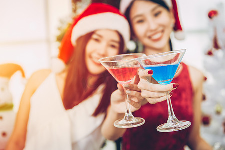 亚洲可爱的女孩青少年聚会在圣诞节除夕一起喝酒快乐地享受和乐趣。