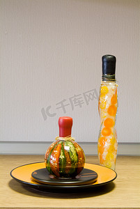 从上面摄影照片_桌上的装饰瓶和陶瓷盘