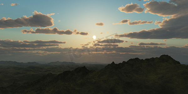 在云彩日落的山全景。