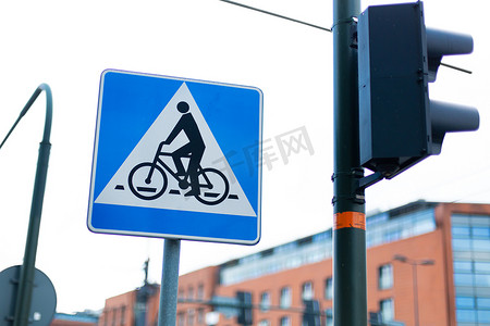 在红绿灯旁边的自行车横穿标志