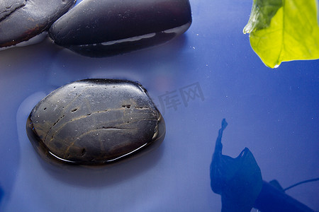 水中鹅卵石摄影照片_光滑的石头在水中