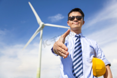 商人握手合作做风电燃料