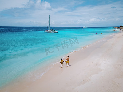 夫妇参观克莱因库拉索岛白色沙滩上的小库拉索岛