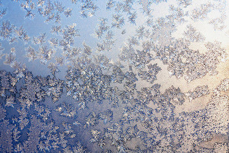 结冰的窗户上的雪花和冰