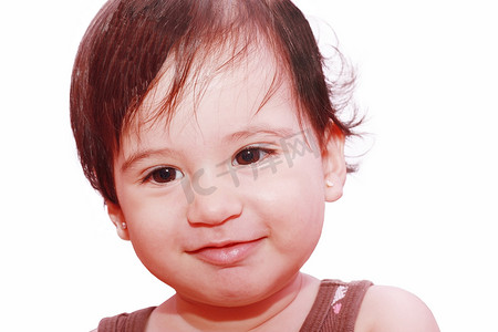 小孩子婴儿微笑特写肖像在白色背景