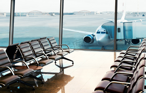 机场椅子摄影照片_座位，从机场大厅看。