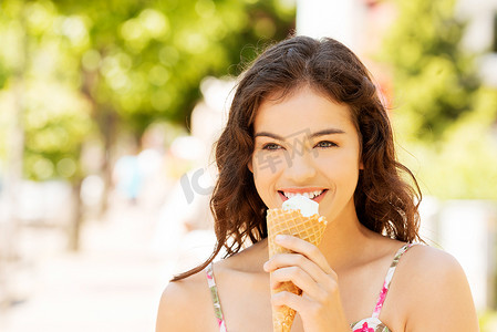 吃冰淇淋的女人摄影照片_吃冰淇淋的年轻快乐女人的画像