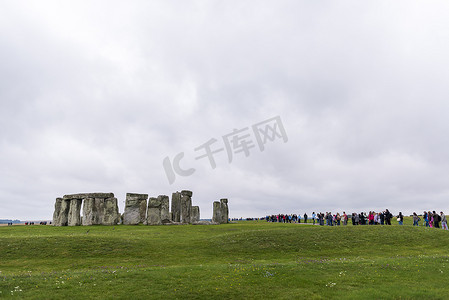 巨石阵摄影照片_巨石阵，威尔特郡，英国 - 8 月 17 日： 游客排队