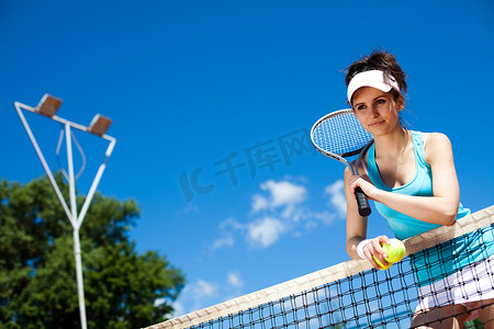 女人打网球，夏季饱和主题