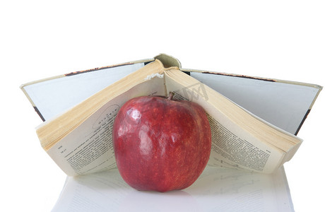 书本上的红苹果