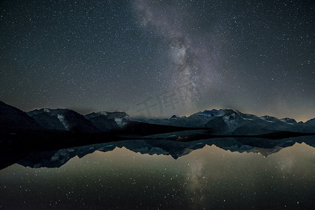 满天飘雪摄影照片_在山和湖的夜满天星斗的天空。纹理或背景