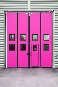 粉色的摄影照片_仓库大楼上的粉色车库门